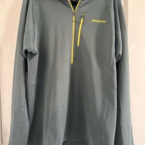 Patagonia Men's Lightweight Grey 1/4 zip
